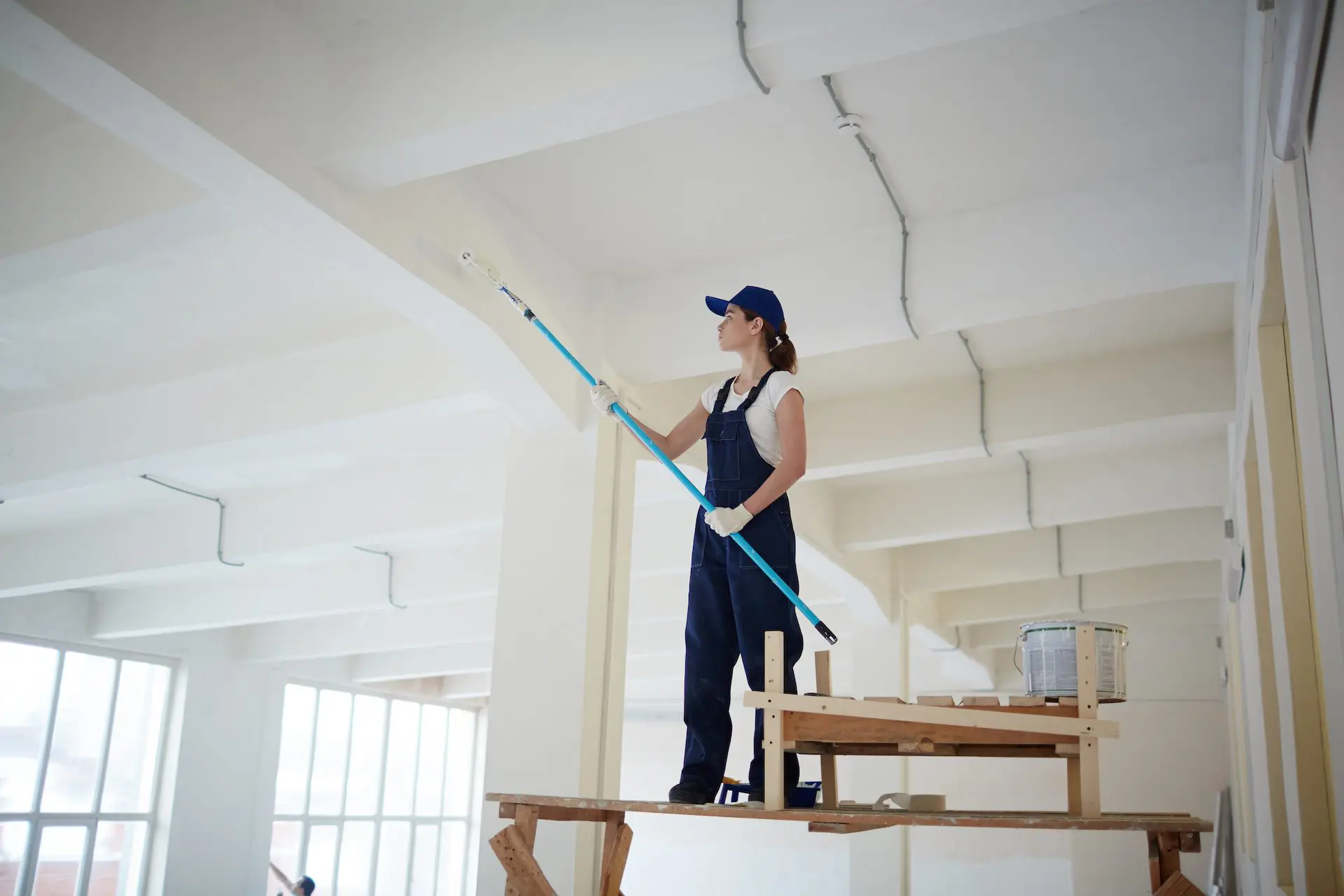 why you should hire professionals for a wallpaper installation